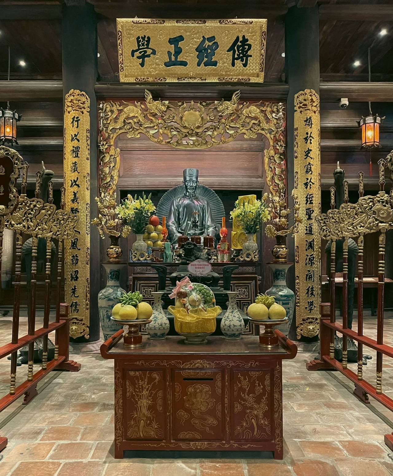 Ban thờ thếp vàng với đồ thờ bằng đồng trong đền