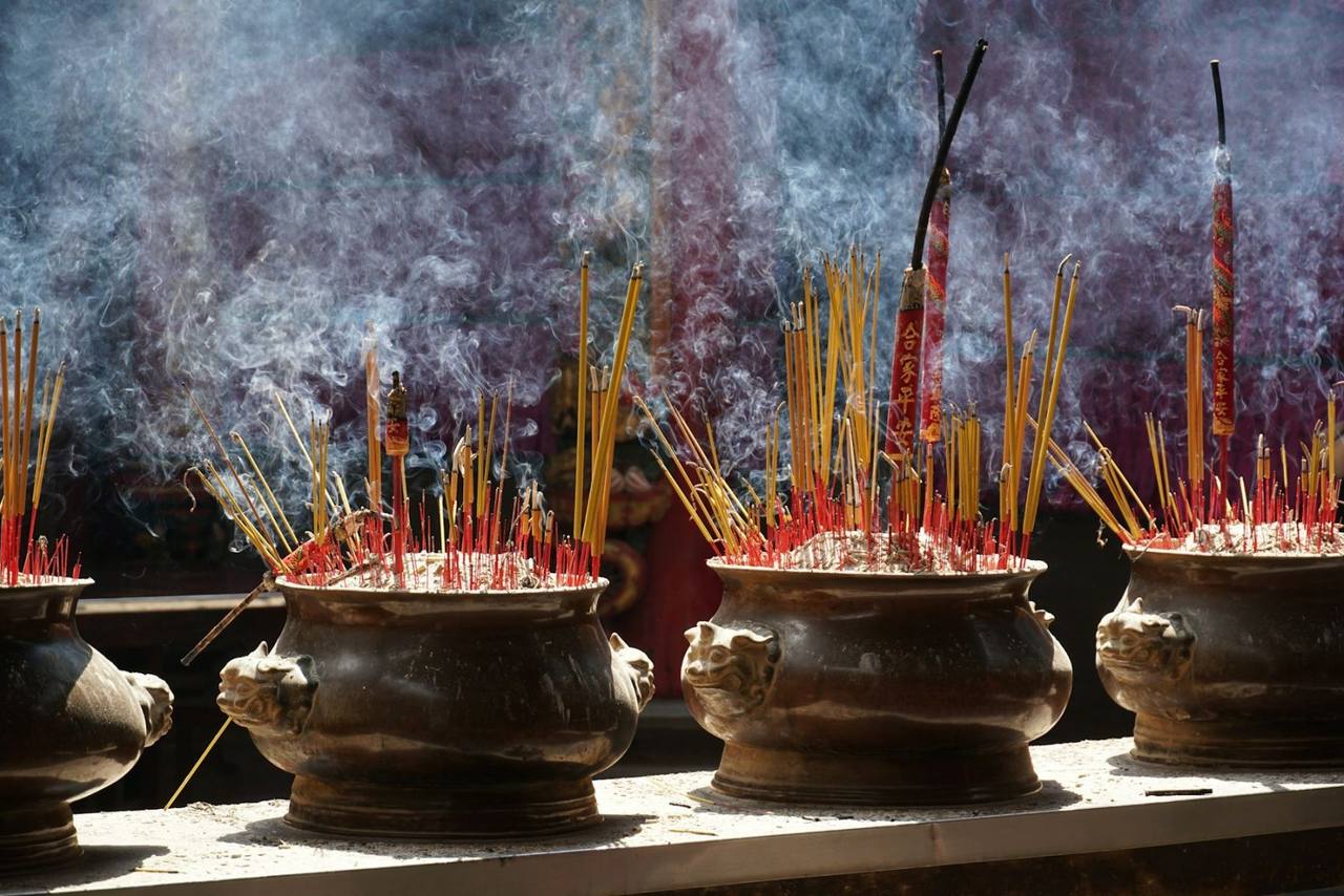 Dãy lư đồng cắm hương nghi ngút trong chùa