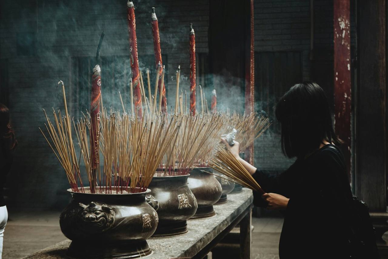 Dâng hương vào lư đồng trong chùa