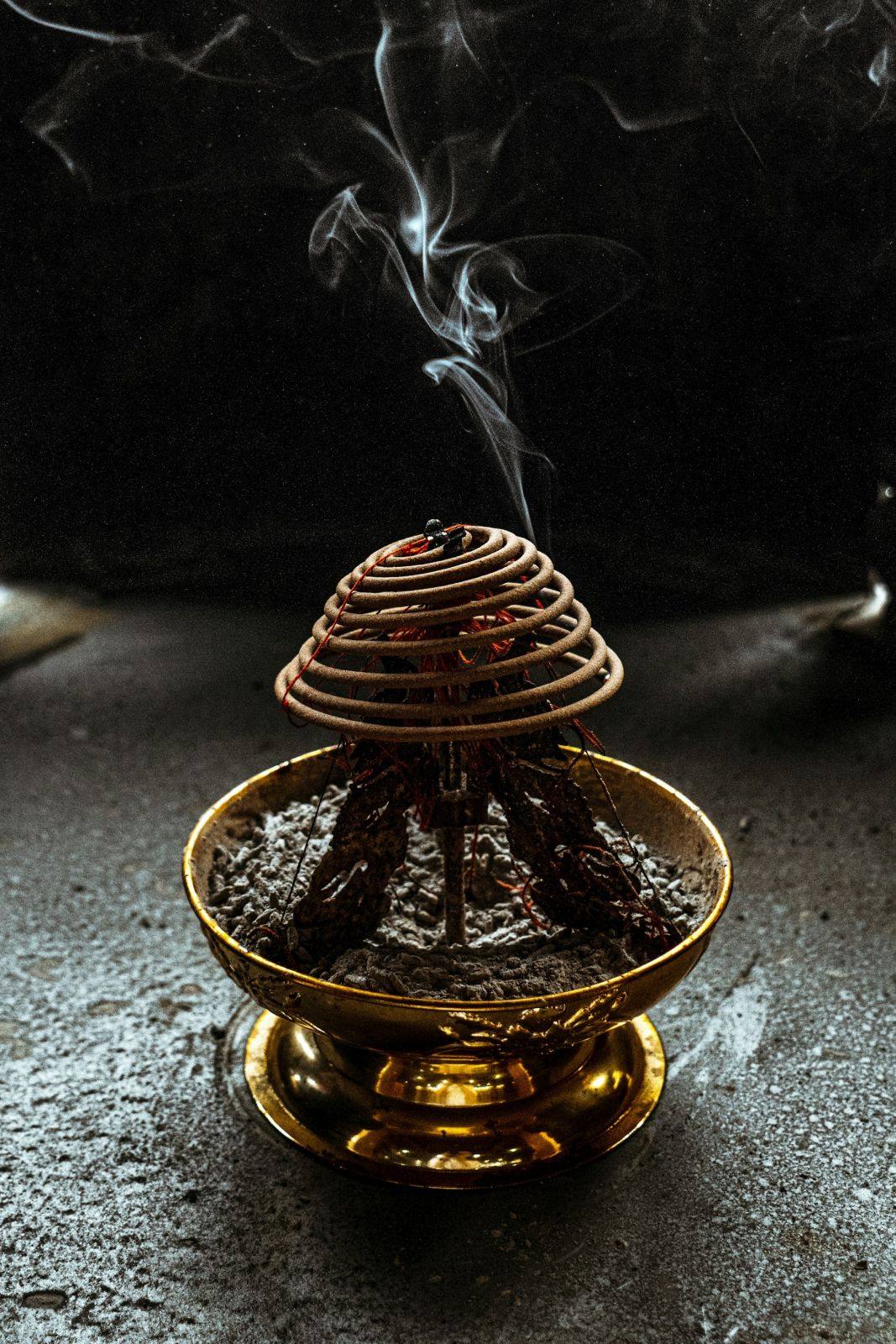 Lư đồng đốt trầm vòng, khói trầm bay lên